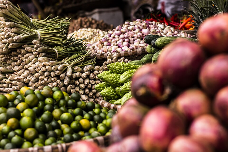 Banca de hortifruti com verduras, legumes e frutas